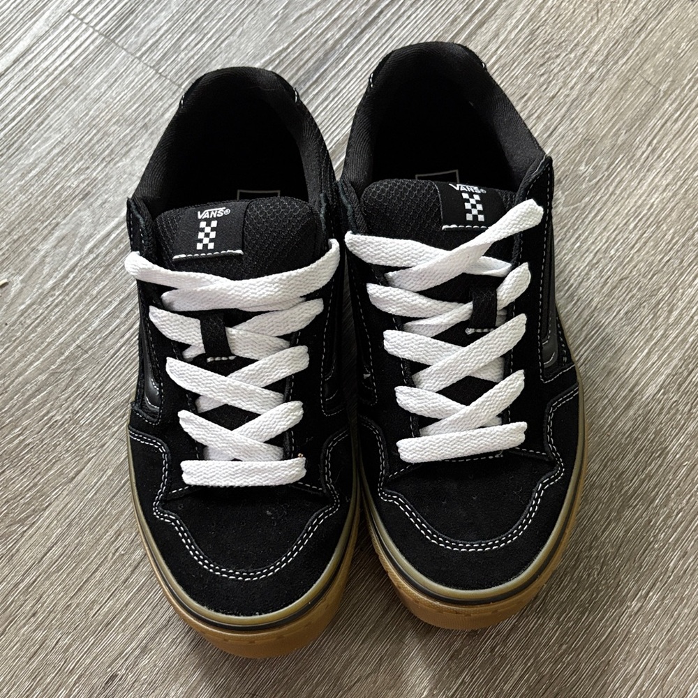 Boys sz 5 Vans Black and White Sneakers, gum sole